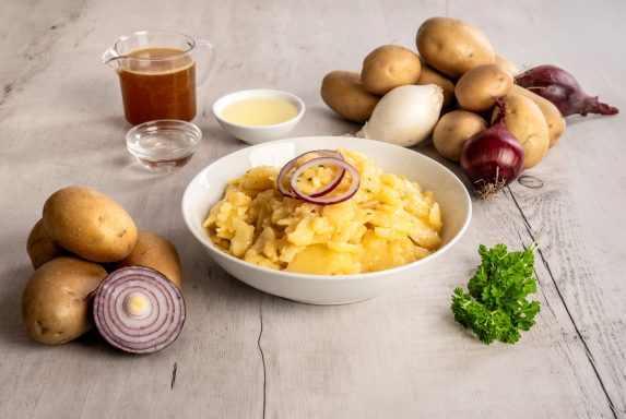 Kartoffelsalat mit Rinderbrühe und Zwiebel